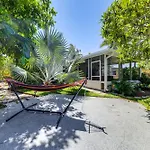 4 Mi To Beach Colorful Fort Lauderdale Home!