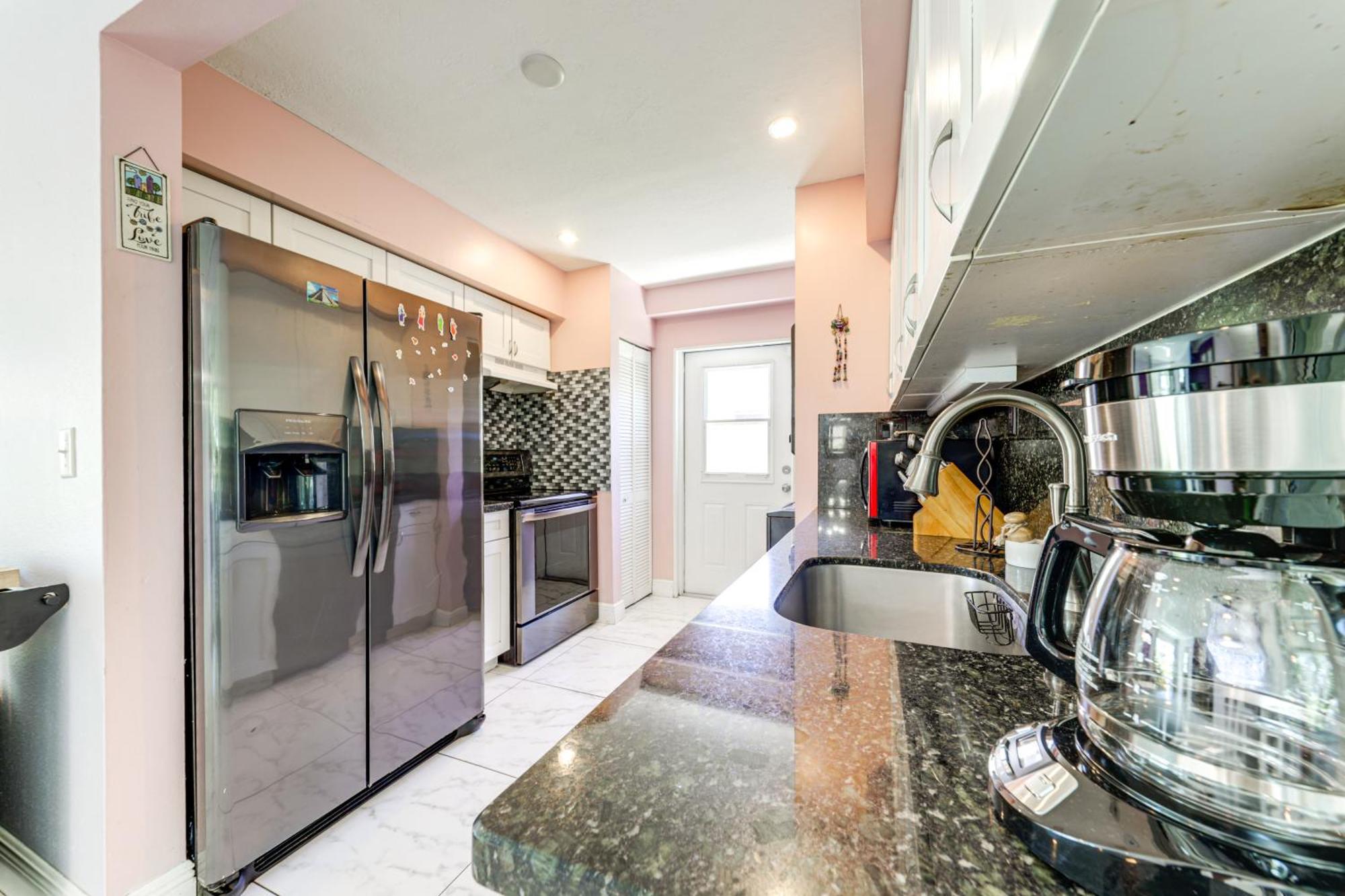 4 Mi To Colorful Lauderdale Home!