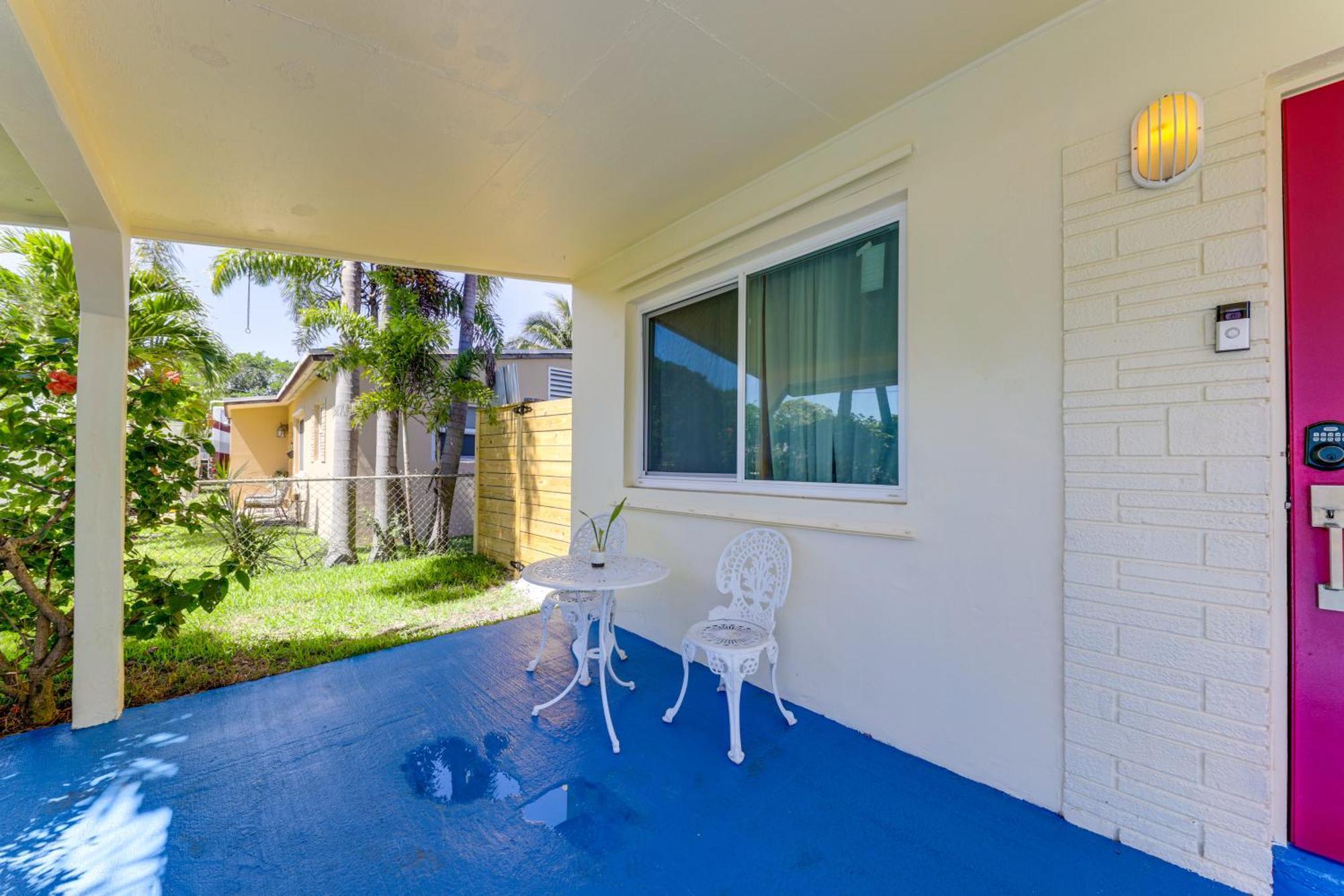 4 Mi To Colorful Lauderdale Home!
