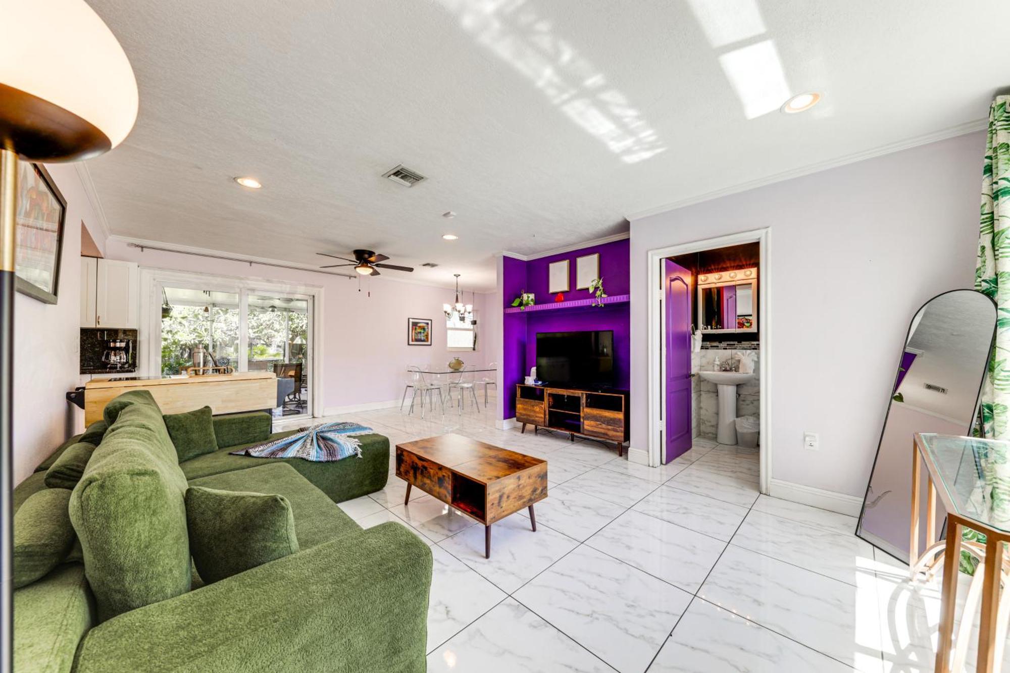 4 Mi To Colorful Lauderdale Home! *