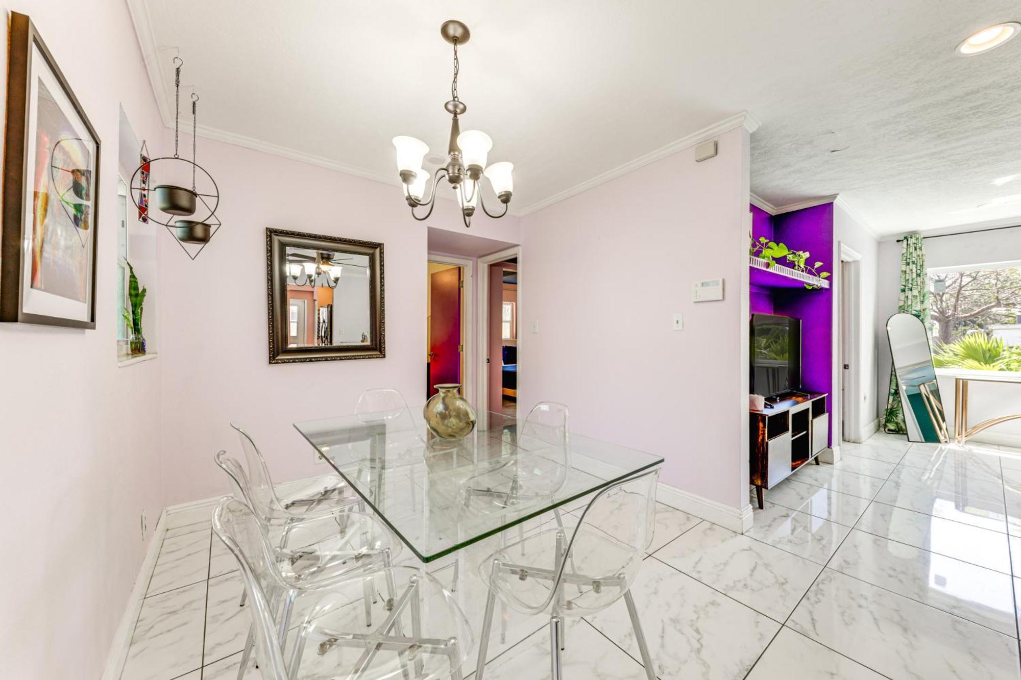 4 Mi To Colorful Lauderdale Home! *