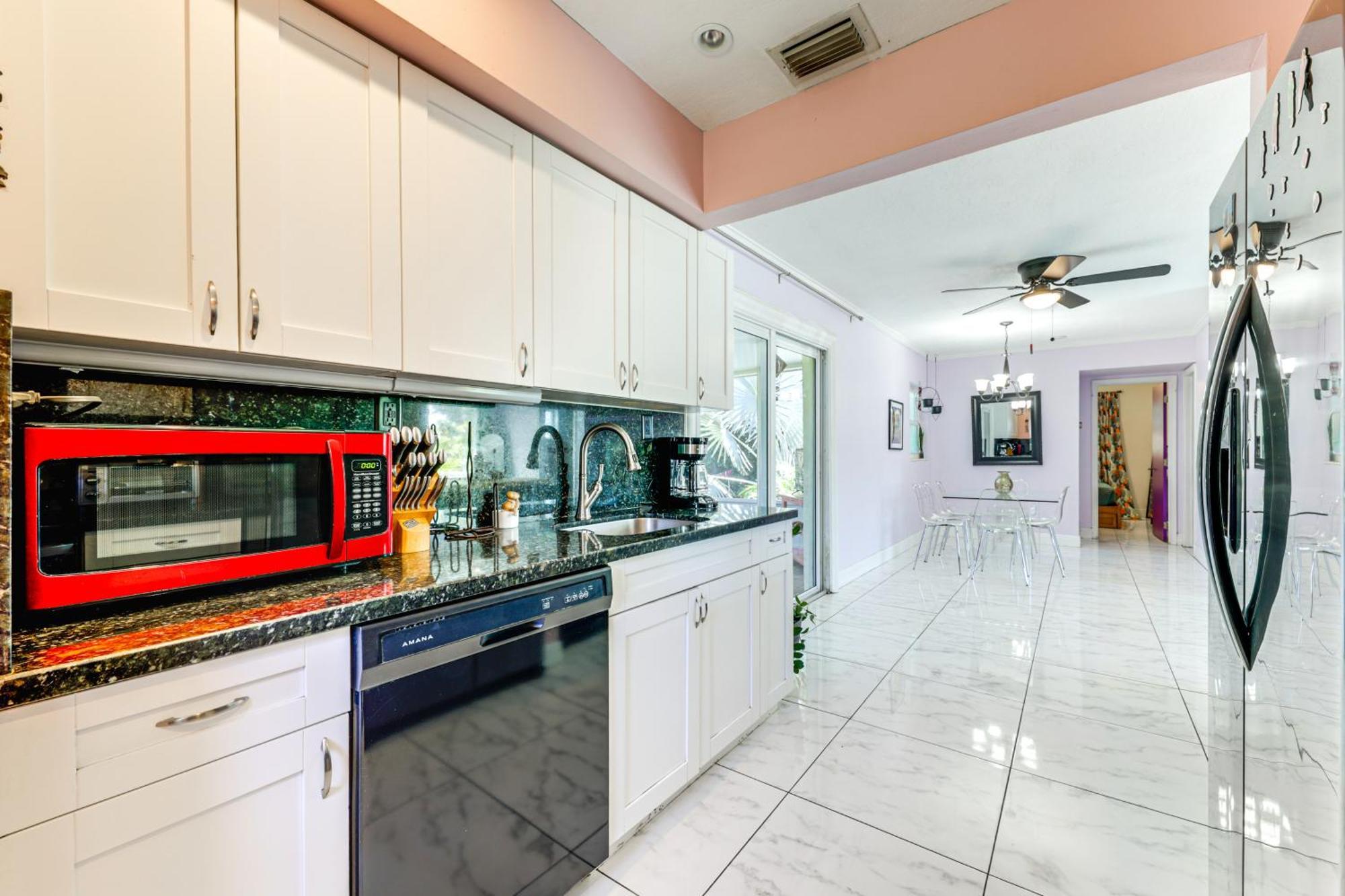 4 Mi To Colorful Lauderdale Home!