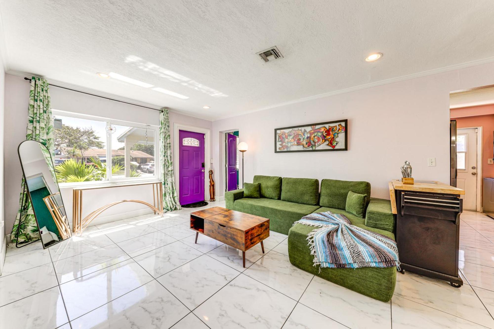 4 Mi To Colorful Lauderdale Home! *